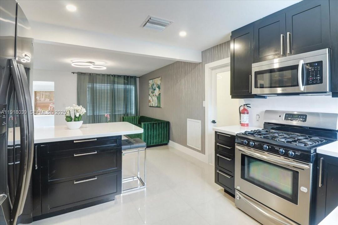 待售: $569,000 (3 贝兹, 2 浴室, 898 平方英尺)