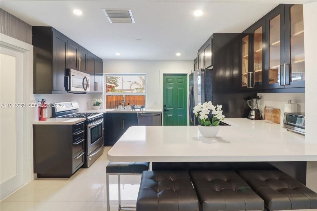 待售: $569,000 (3 贝兹, 2 浴室, 898 平方英尺)