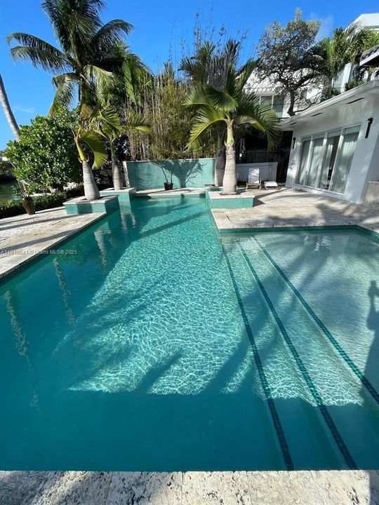 合同活跃: $3,600,000 (3 贝兹, 3 浴室, 2066 平方英尺)