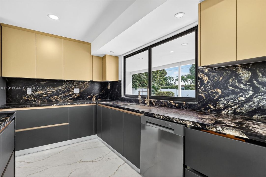 For Sale: $975,000 (3 beds, 3 baths, 1864 Square Feet)