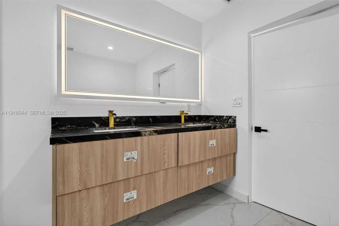 For Sale: $975,000 (3 beds, 3 baths, 1864 Square Feet)