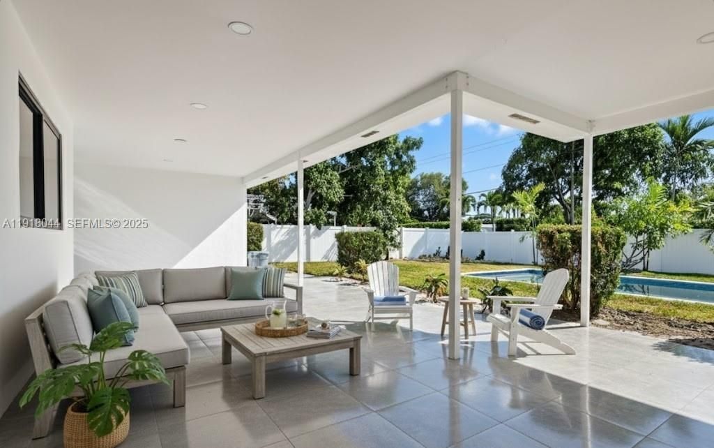 For Sale: $975,000 (3 beds, 3 baths, 1864 Square Feet)