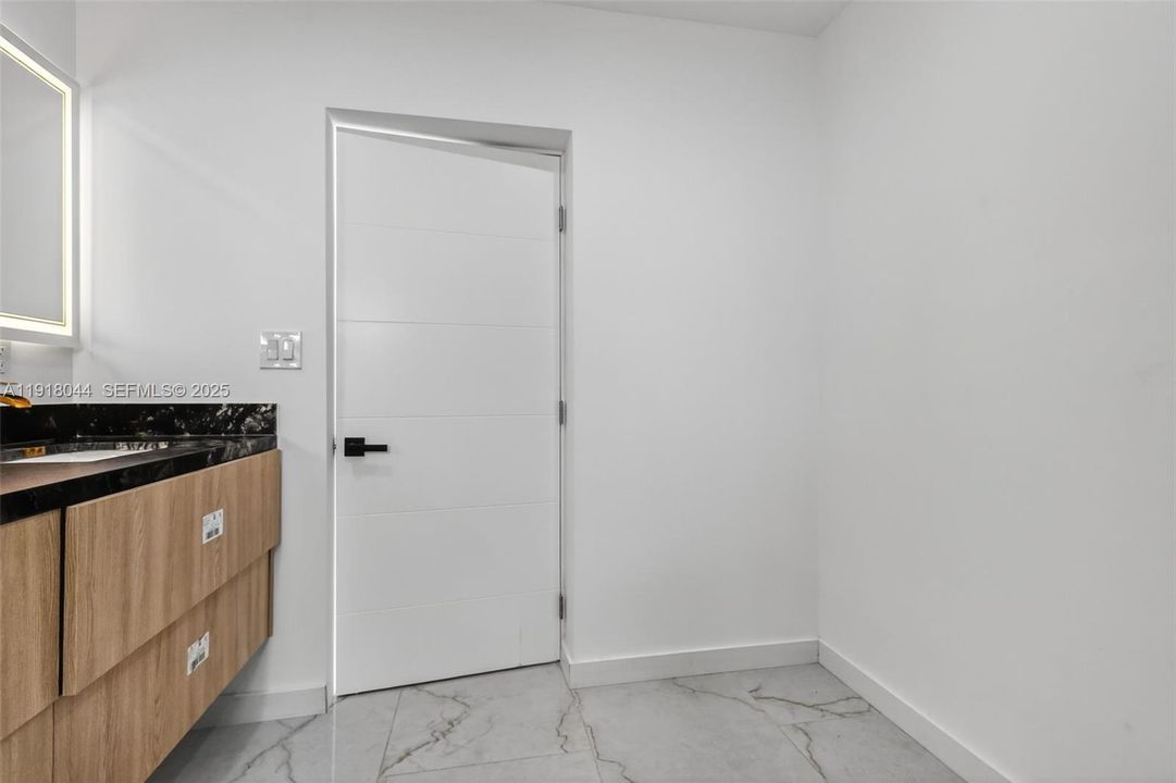 For Sale: $975,000 (3 beds, 3 baths, 1864 Square Feet)