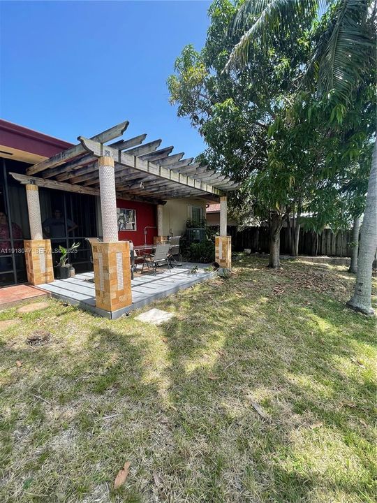 出租: $4,000 (3 贝兹, 2 浴室, 1941 平方英尺)