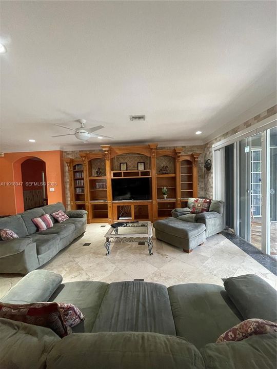 出租: $4,000 (3 贝兹, 2 浴室, 1941 平方英尺)