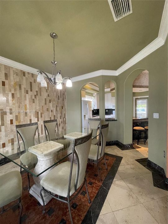 出租: $4,000 (3 贝兹, 2 浴室, 1941 平方英尺)