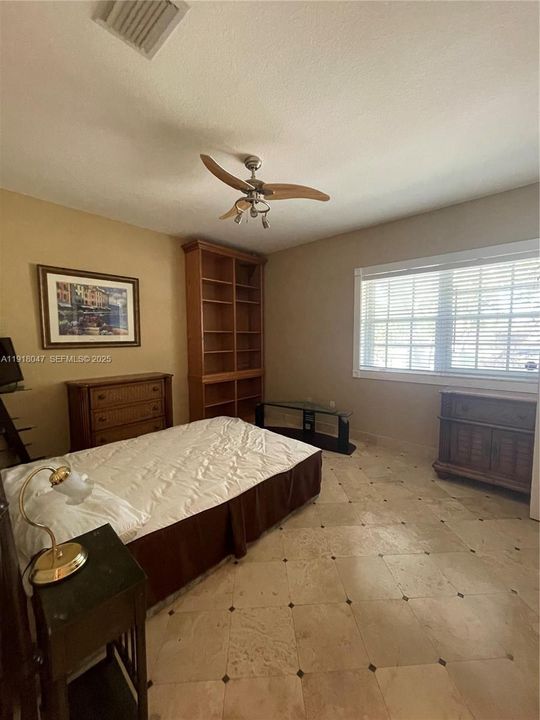 出租: $4,000 (3 贝兹, 2 浴室, 1941 平方英尺)