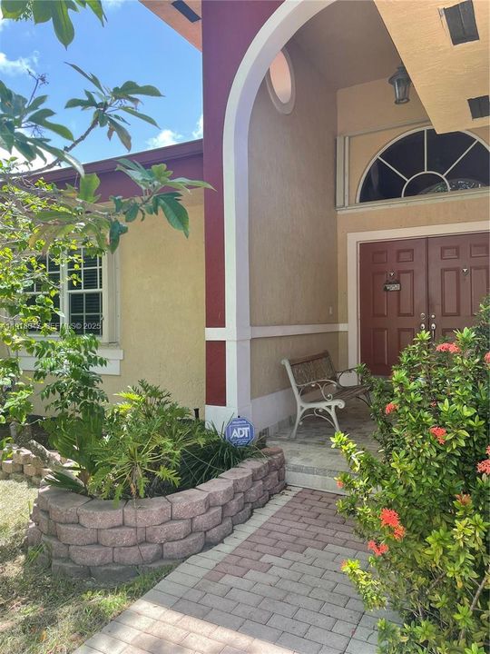 出租: $4,000 (3 贝兹, 2 浴室, 1941 平方英尺)