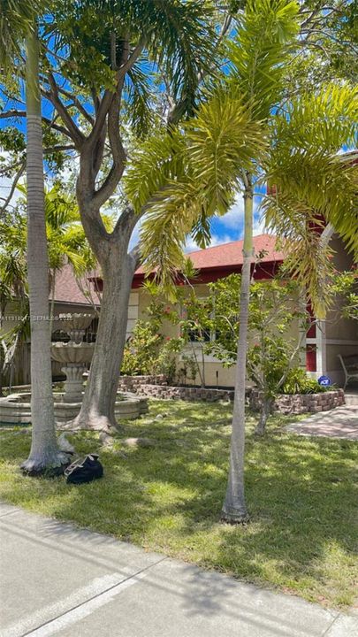 出租: $4,000 (3 贝兹, 2 浴室, 1941 平方英尺)