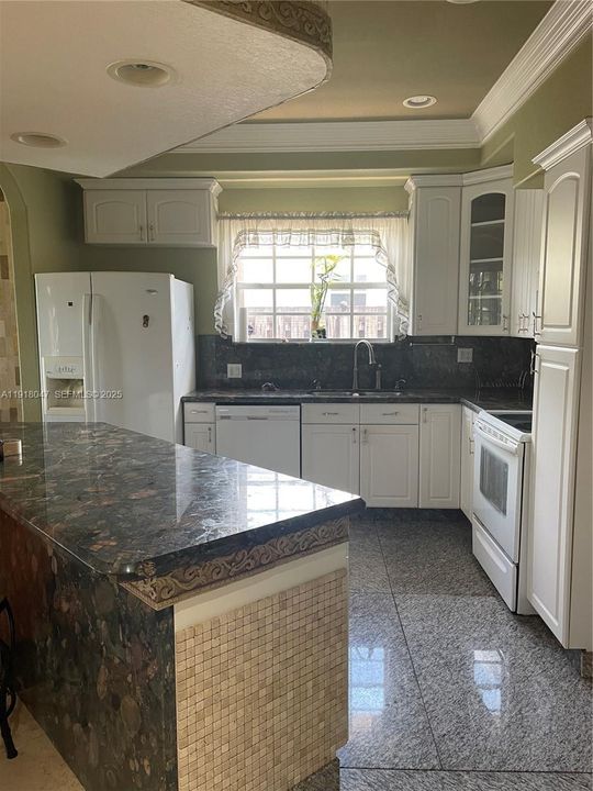 出租: $4,000 (3 贝兹, 2 浴室, 1941 平方英尺)