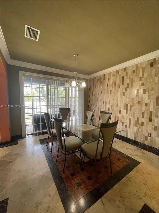 出租: $4,000 (3 贝兹, 2 浴室, 1941 平方英尺)