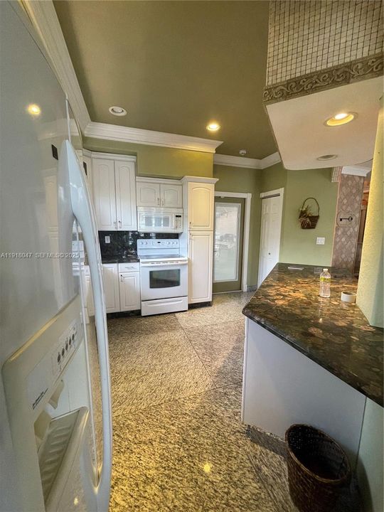 出租: $4,000 (3 贝兹, 2 浴室, 1941 平方英尺)