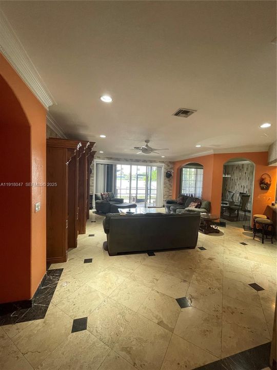 出租: $4,000 (3 贝兹, 2 浴室, 1941 平方英尺)