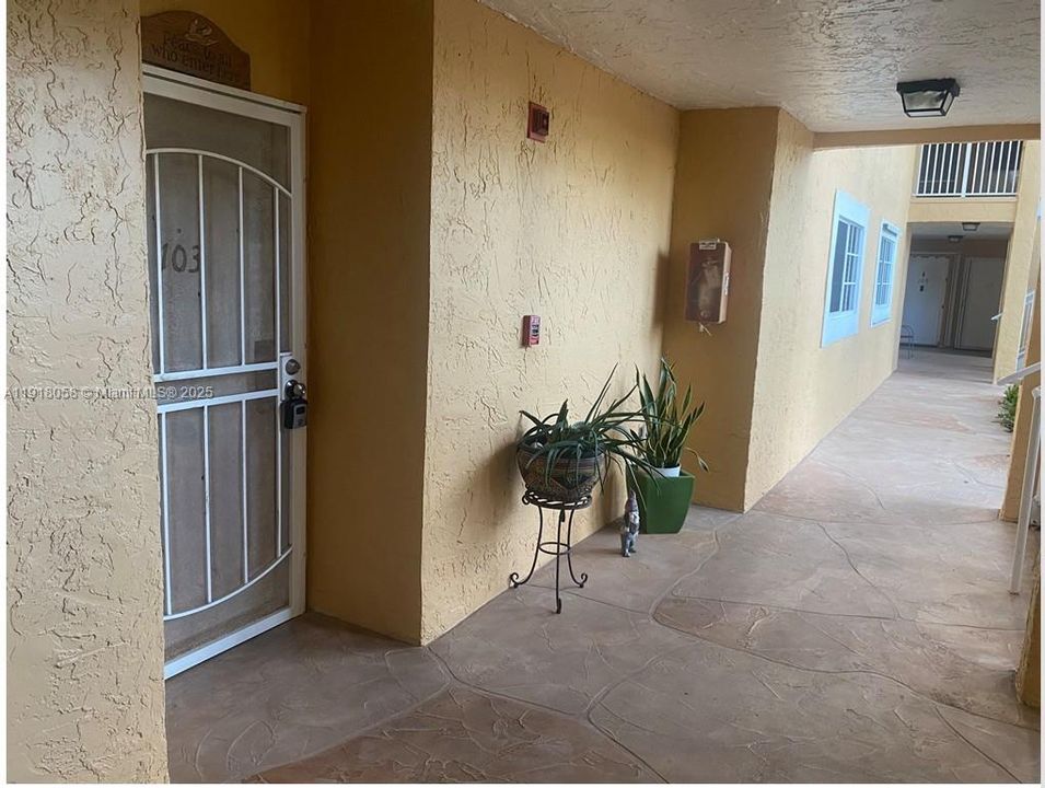 For Sale: $220,000 (2 beds, 2 baths, 935 Square Feet)