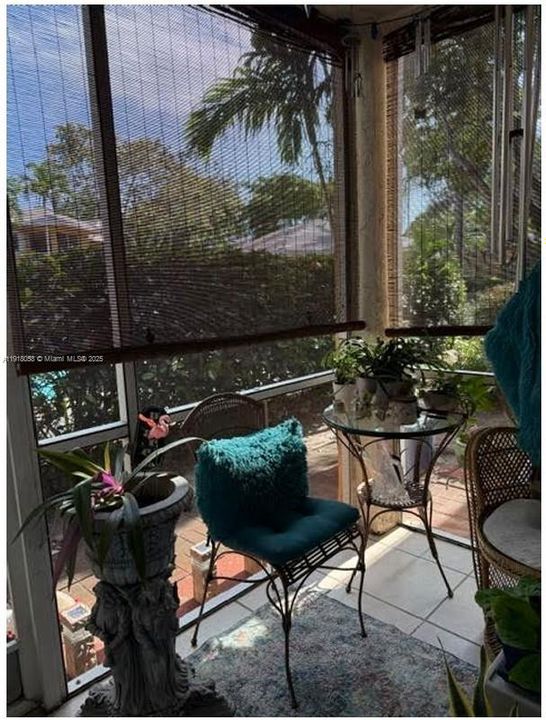 For Sale: $220,000 (2 beds, 2 baths, 935 Square Feet)