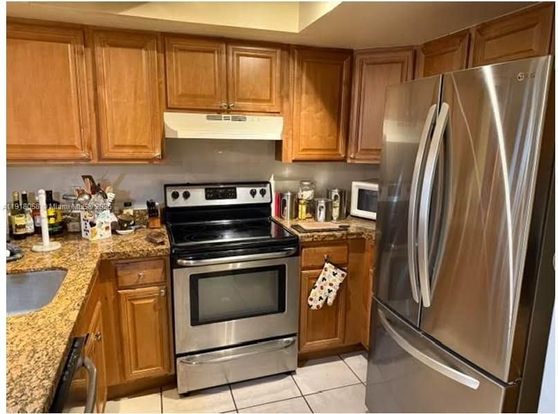 For Sale: $220,000 (2 beds, 2 baths, 935 Square Feet)