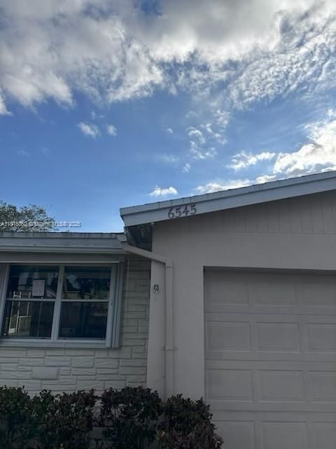 Active With Contract: $461,000 (3 beds, 2 baths, 1596 Square Feet)