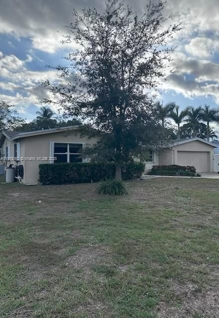 Active With Contract: $461,000 (3 beds, 2 baths, 1596 Square Feet)