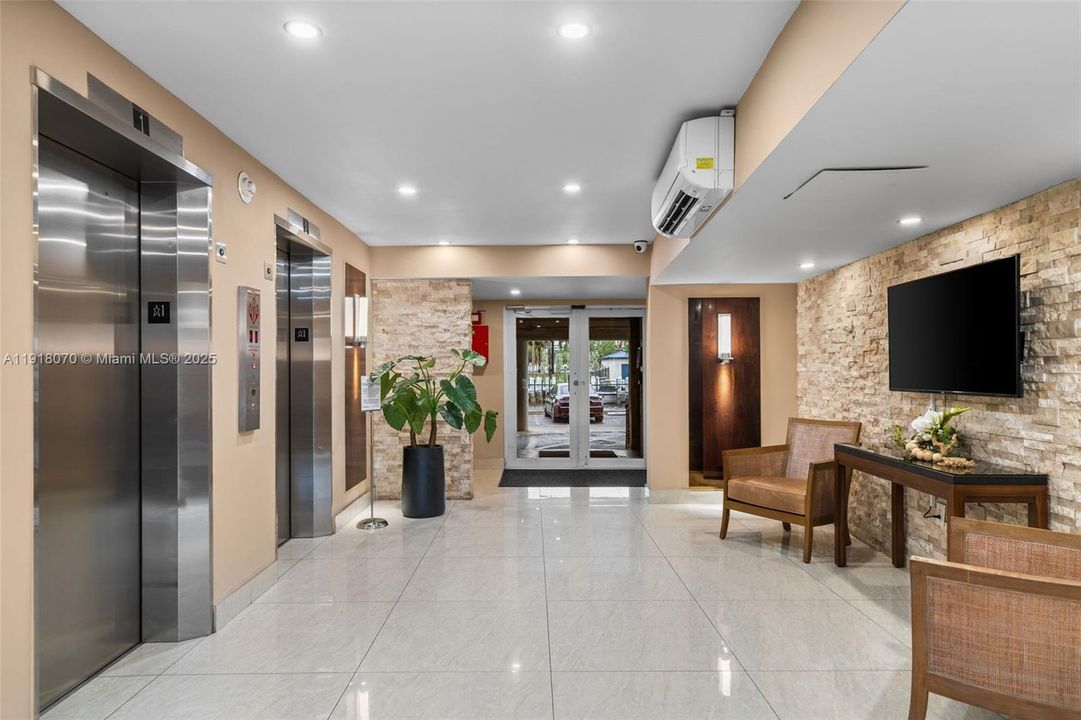 待售: $275,000 (1 贝兹, 1 浴室, 850 平方英尺)