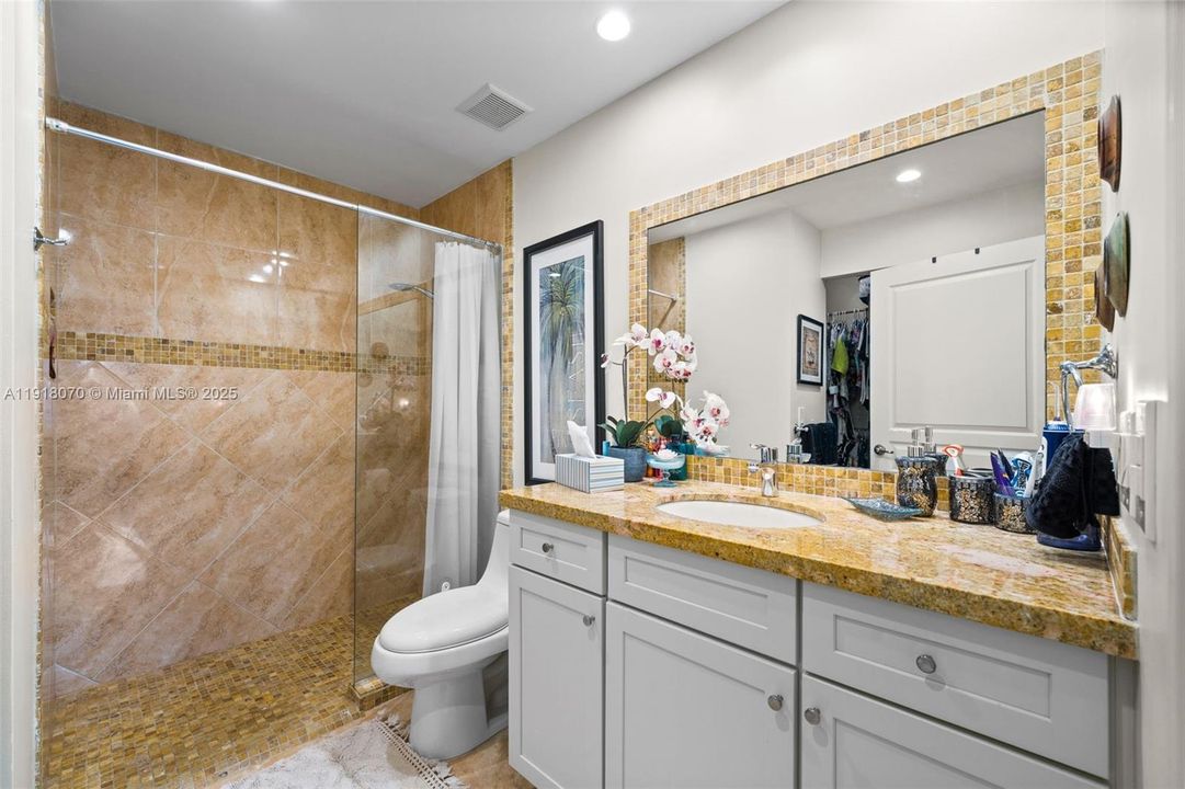 待售: $275,000 (1 贝兹, 1 浴室, 850 平方英尺)