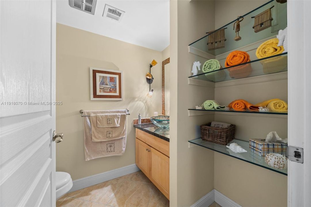 待售: $275,000 (1 贝兹, 1 浴室, 850 平方英尺)