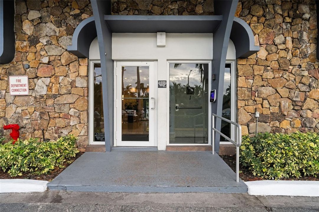 待售: $275,000 (1 贝兹, 1 浴室, 850 平方英尺)