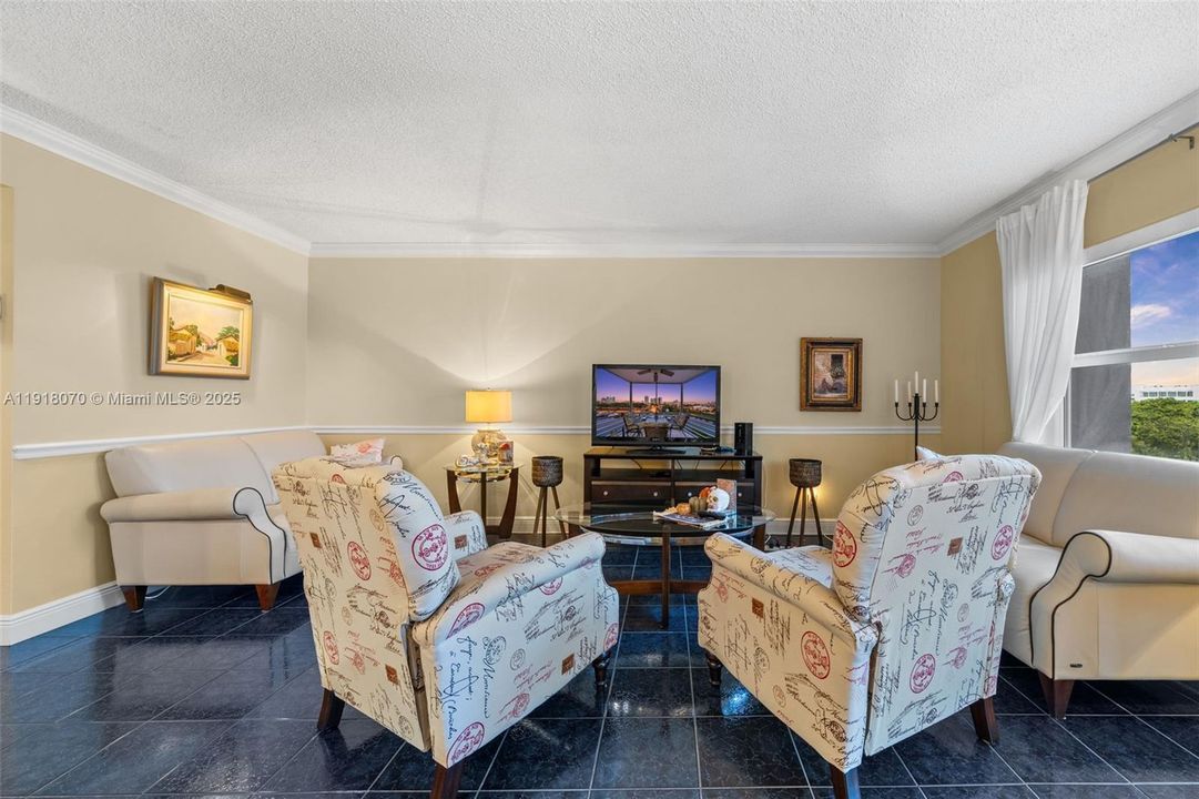 待售: $275,000 (1 贝兹, 1 浴室, 850 平方英尺)