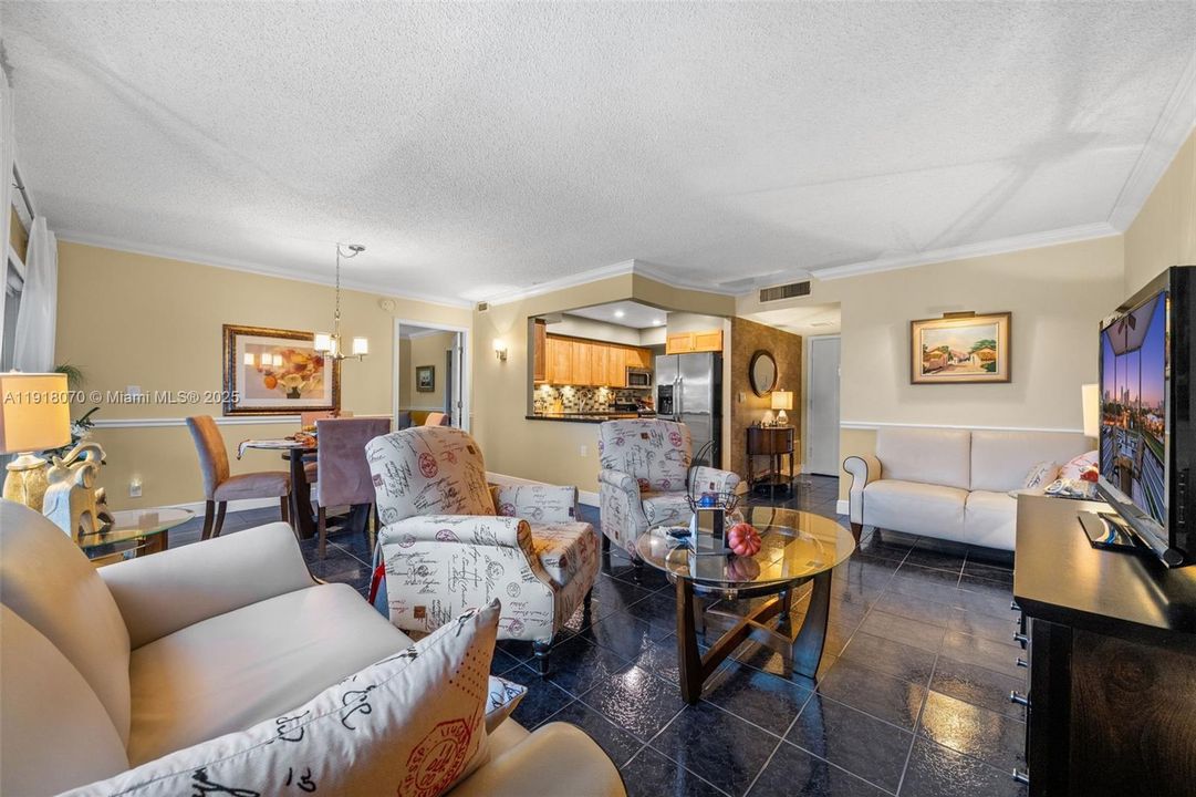 待售: $275,000 (1 贝兹, 1 浴室, 850 平方英尺)