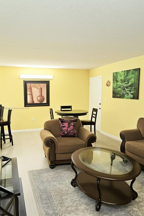 For Sale: $235,000 (2 beds, 2 baths, 898 Square Feet)