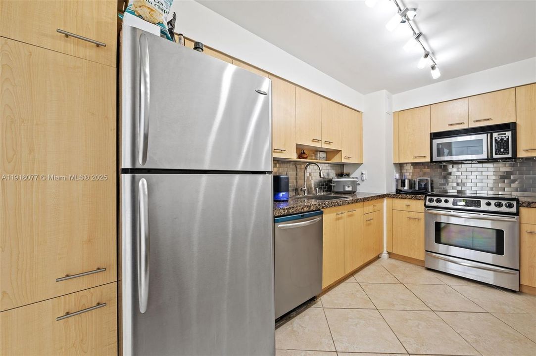 For Sale: $559,000 (1 beds, 1 baths, 860 Square Feet)