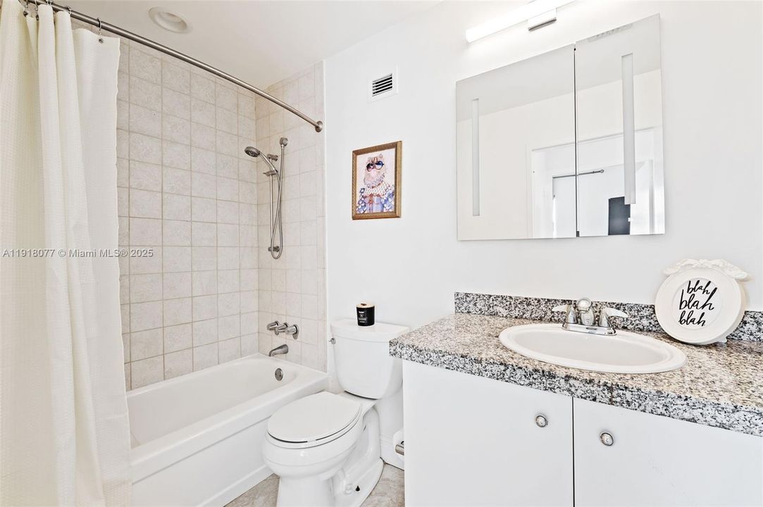 For Sale: $559,000 (1 beds, 1 baths, 860 Square Feet)