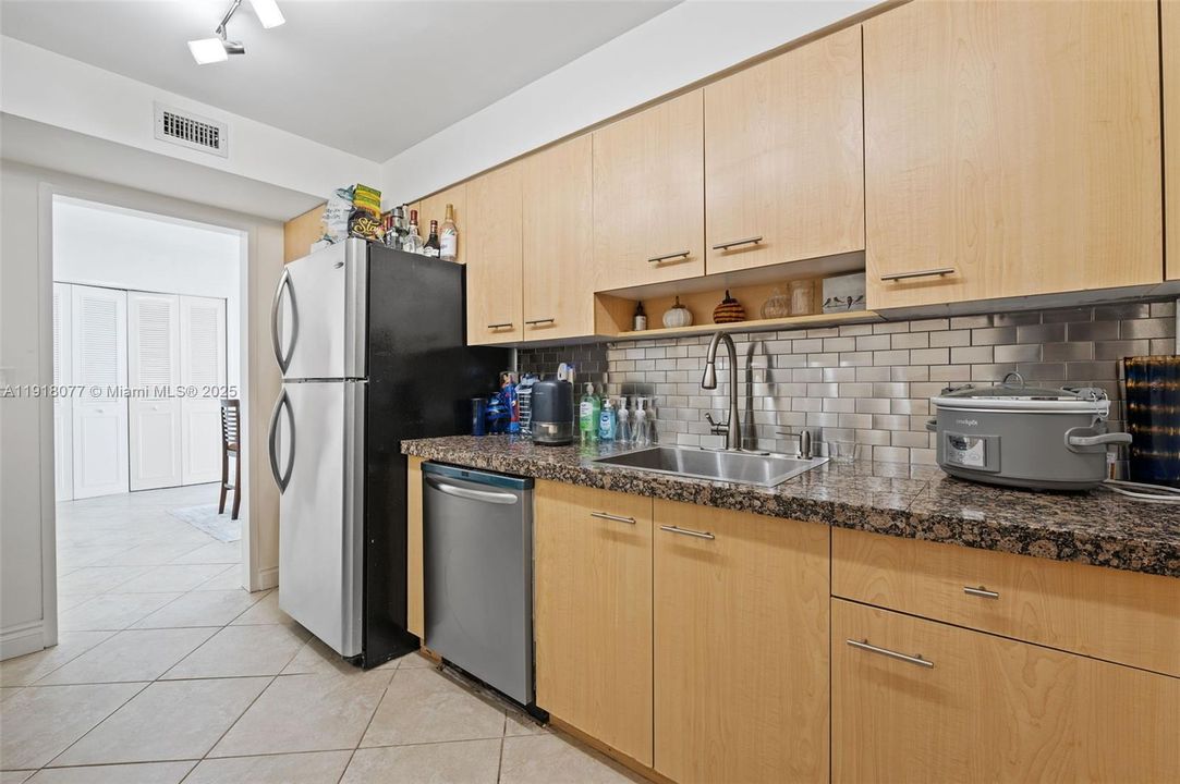 For Sale: $559,000 (1 beds, 1 baths, 860 Square Feet)