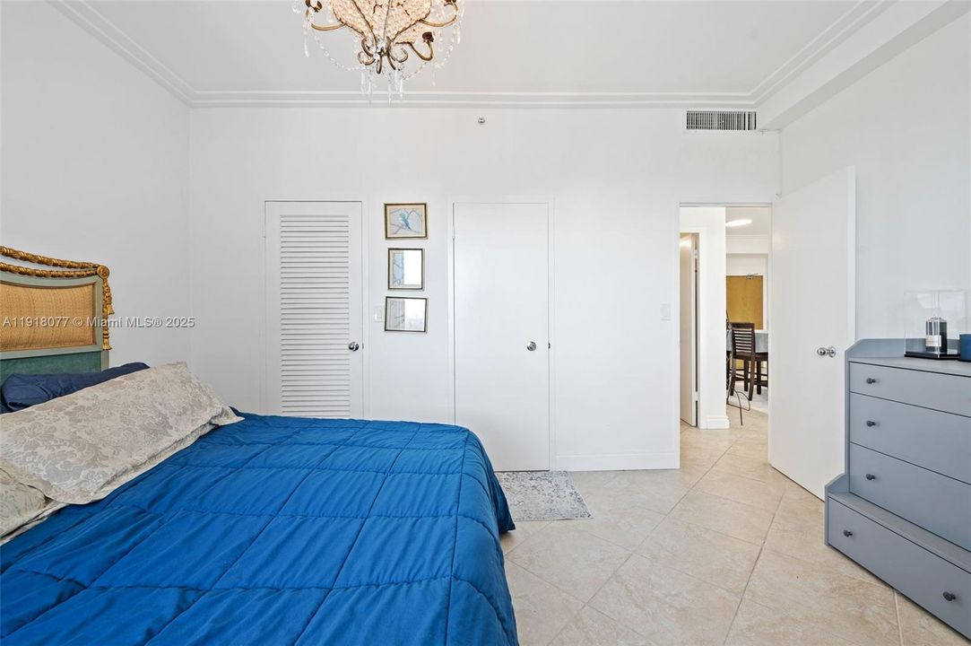 For Sale: $559,000 (1 beds, 1 baths, 860 Square Feet)