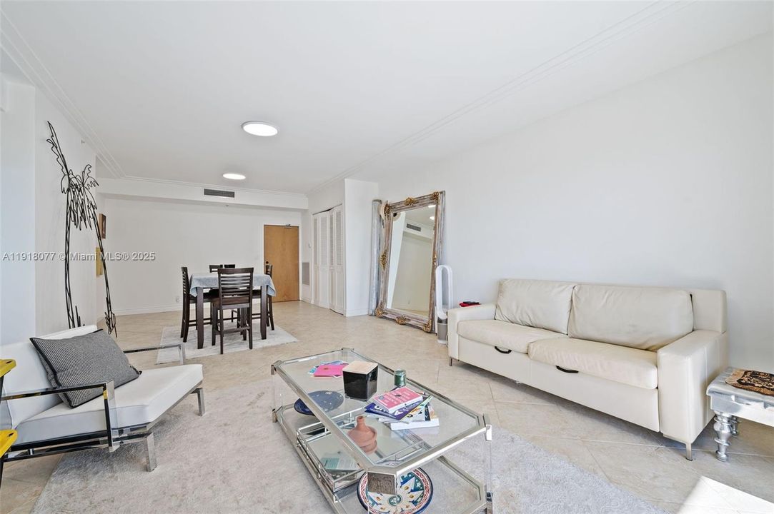 For Sale: $559,000 (1 beds, 1 baths, 860 Square Feet)