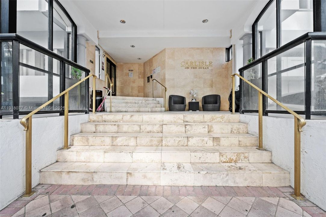 For Sale: $559,000 (1 beds, 1 baths, 860 Square Feet)