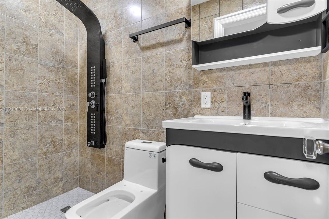 En Venta: $690,000 (3 camas, 2 baños, 1333 Pies cuadrados)