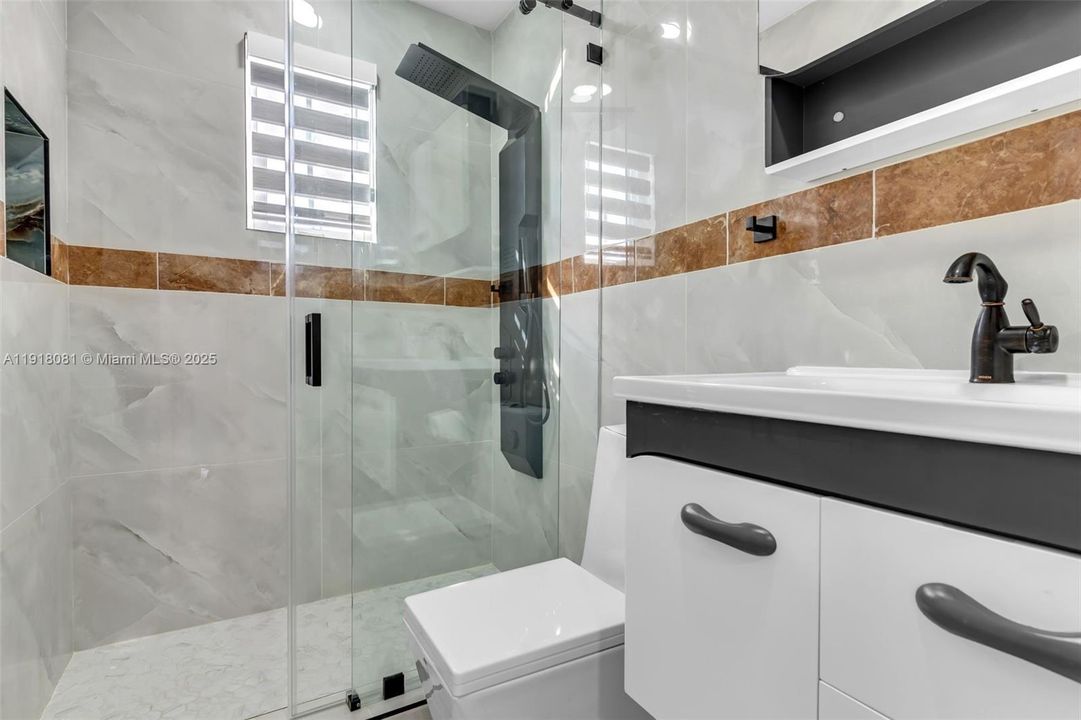 En Venta: $690,000 (3 camas, 2 baños, 1333 Pies cuadrados)