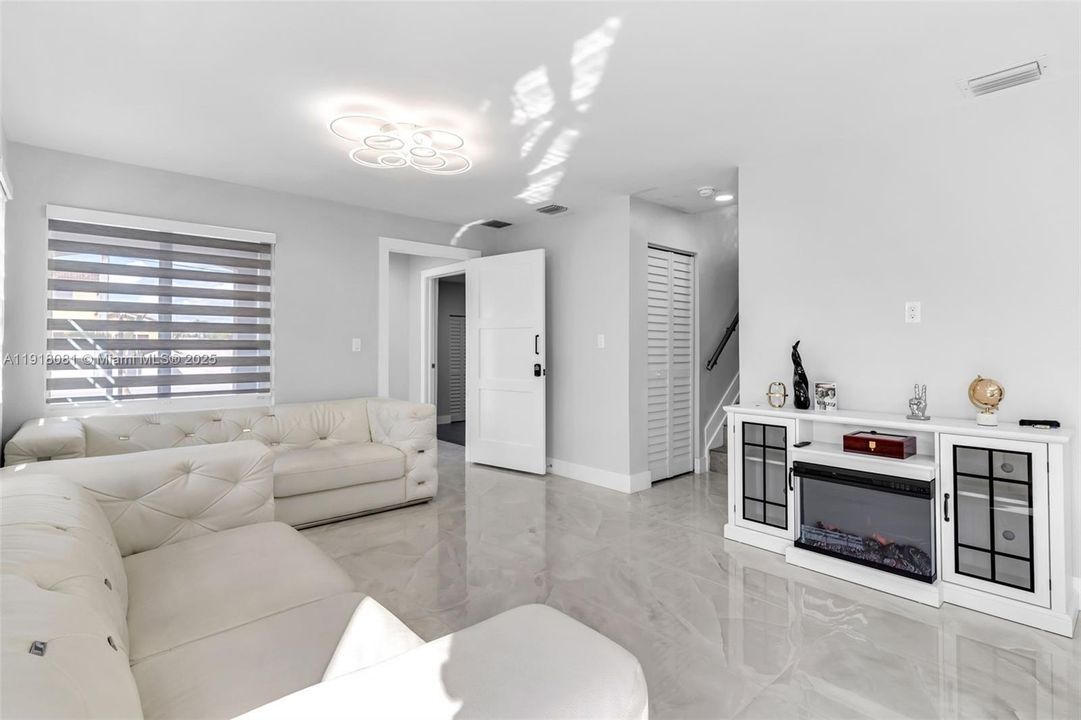 En Venta: $690,000 (3 camas, 2 baños, 1333 Pies cuadrados)