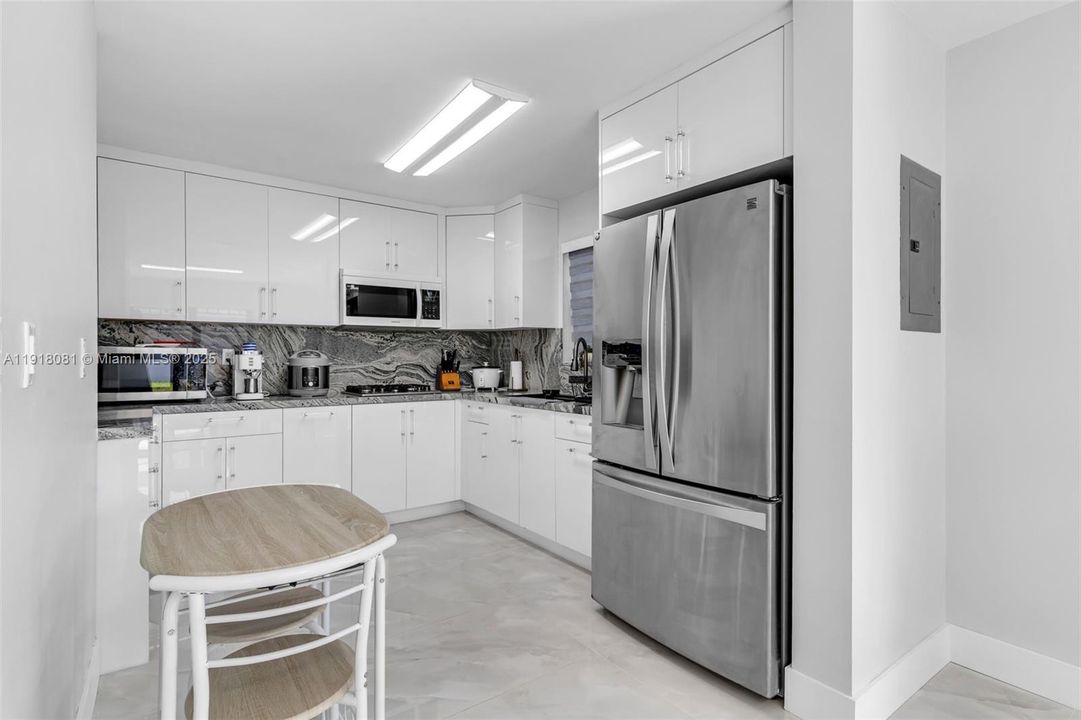 En Venta: $690,000 (3 camas, 2 baños, 1333 Pies cuadrados)