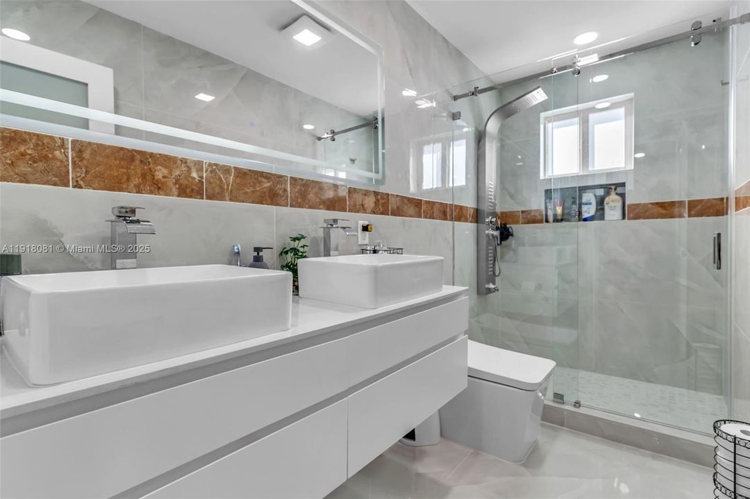 En Venta: $690,000 (3 camas, 2 baños, 1333 Pies cuadrados)