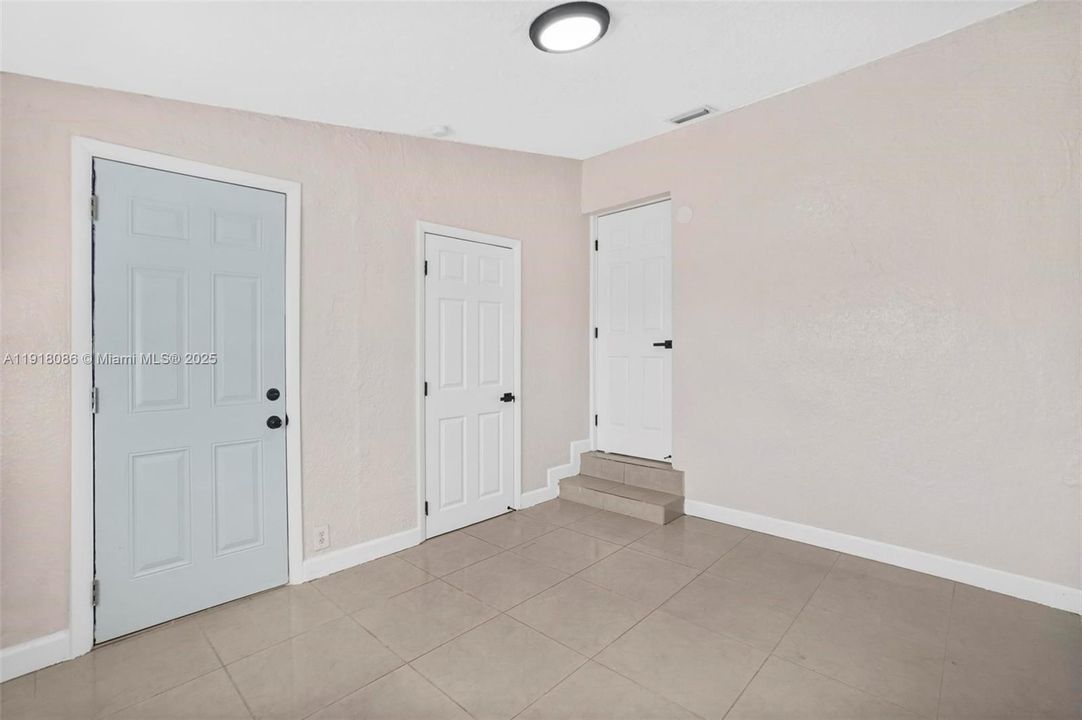 For Sale: $430,000 (2 beds, 1 baths, 894 Square Feet)