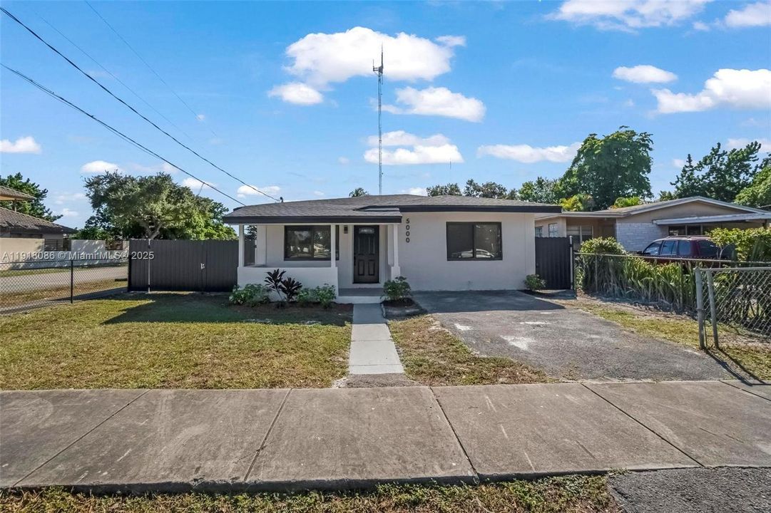 For Sale: $430,000 (2 beds, 1 baths, 894 Square Feet)