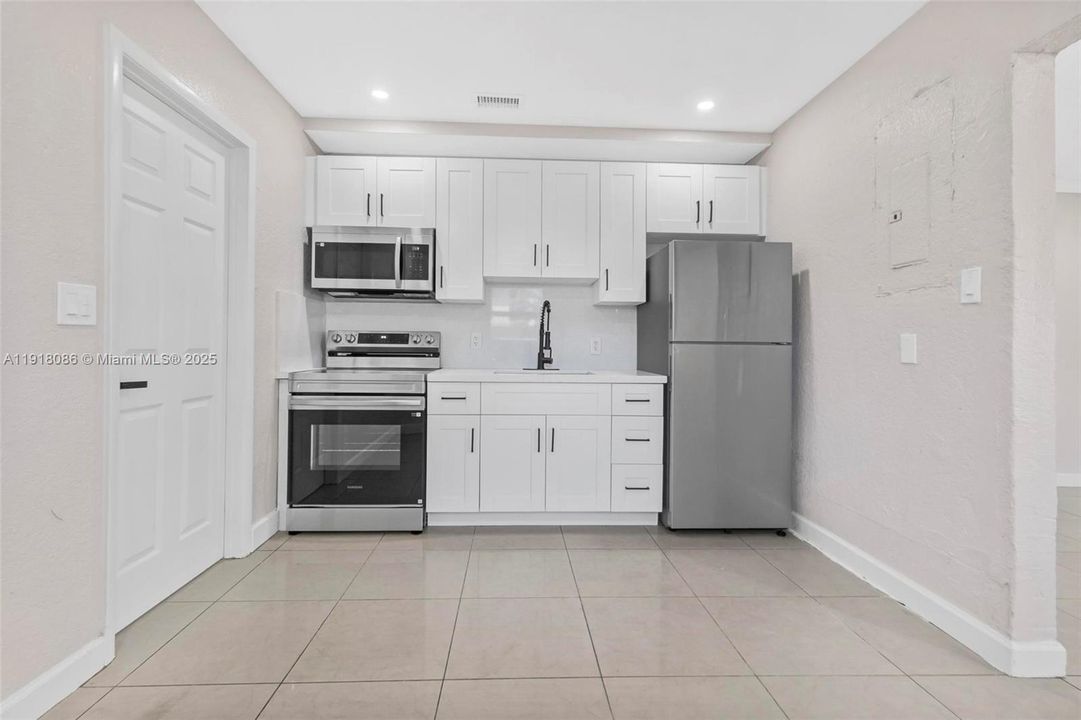 For Sale: $430,000 (2 beds, 1 baths, 894 Square Feet)