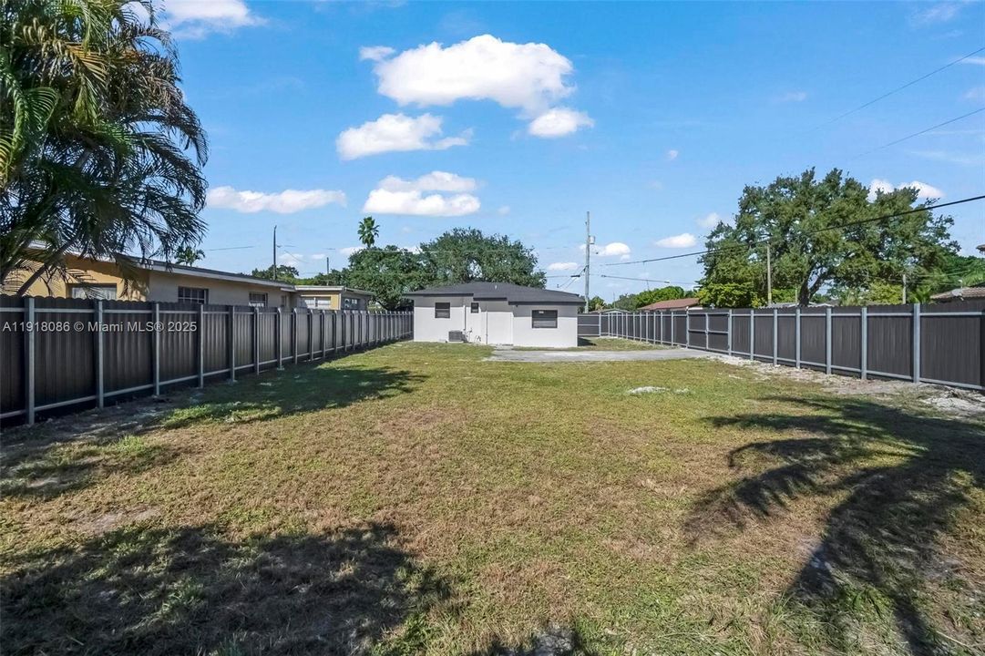 For Sale: $430,000 (2 beds, 1 baths, 894 Square Feet)