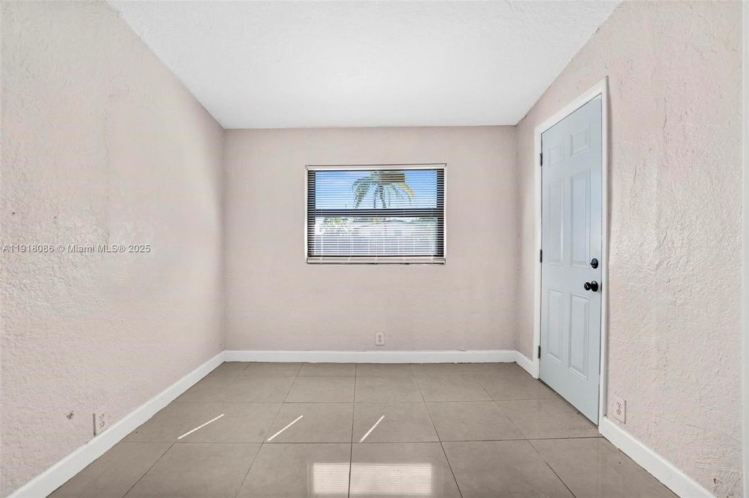 For Sale: $430,000 (2 beds, 1 baths, 894 Square Feet)