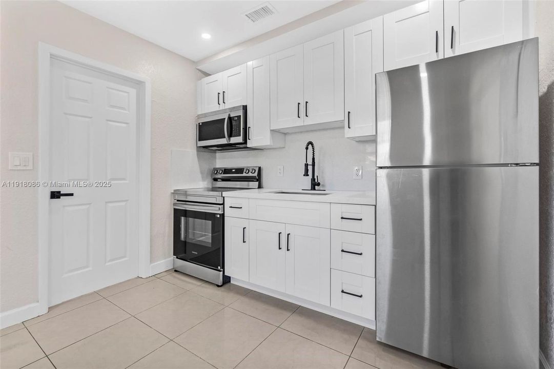 For Sale: $430,000 (2 beds, 1 baths, 894 Square Feet)