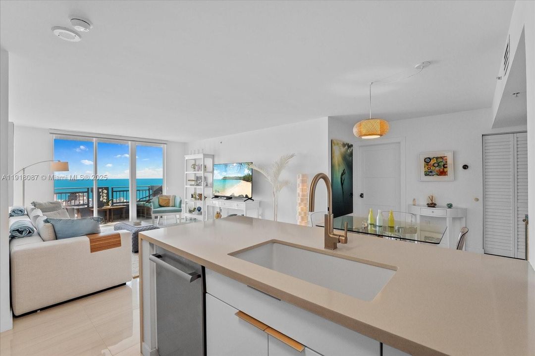 For Rent: $9,500 (2 beds, 2 baths, 1080 Square Feet)