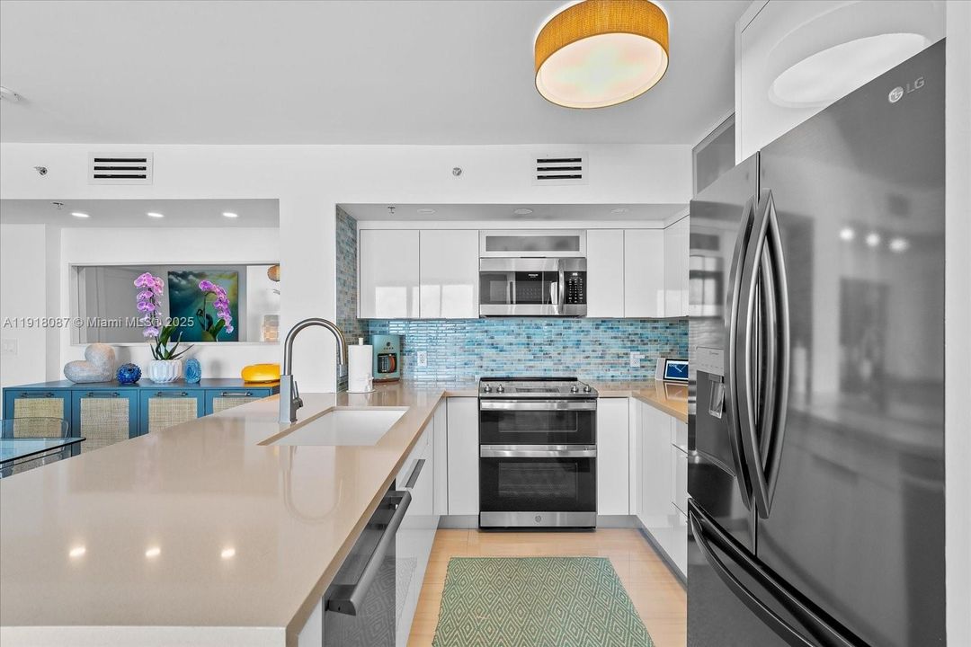 For Rent: $9,500 (2 beds, 2 baths, 1080 Square Feet)