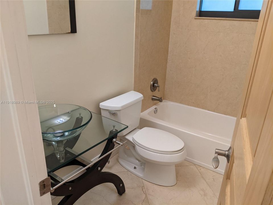 For Rent: $1,550 (1 beds, 1 baths, 2166 Square Feet)