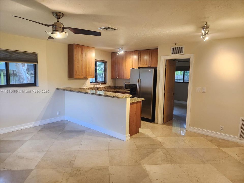 For Rent: $1,550 (1 beds, 1 baths, 2166 Square Feet)